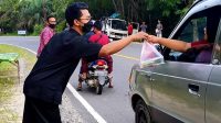 Ahmadiyah Rengat Bagi-Bagi Takjil ke Warga dan Pengguna Jalan