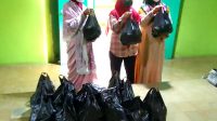 Berbagi Berkah Ramadan, Perempuan Ahmadiyah Solo Salurkan Sembako ke Warga