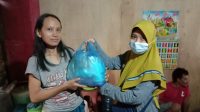 Momen Ramadan dan Hari Kartini, Ahmadiyah Batam Bagikan Paket Sembako untuk Warga