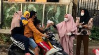 Kompak! Perempuan Ahmadiyah Cibereum-Ciaruten Bogor Beri Takjil Gratis ke Pengguna Jalan