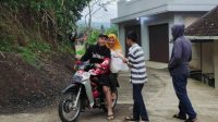 Bangun Karakter Kepedulian, Pelajar Ahmadiyah Sukamaju Garut Bagikan Takjil Gratis