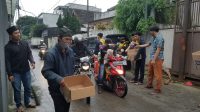 Puluhan Warga Ahmadiyah di Bandung Membagikan Takjil Gratis