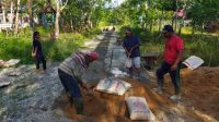 Gotong Royong, Ahmadiyah Balaigana Kabupaten Sintang dan Warga Sekitar Perbaiki Jalan Rusak