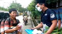 Aksi Sosial di Ramadan, Ahmadiyah Sindangbarang Bogor Bagikan Takjil ke Pengguna Jalan