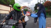 Perempuan Ahmadiyah Manislor Bagikan Takjil Gratis