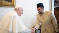 Mubalig Ahmadiyah Argentina Bertemu Paus Fransiskus