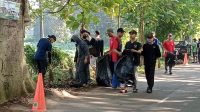 Bersihkan Jalan Depan Kantor Koramil Kecamatan Kemang, Ahmadiyah Kemang Mendapat Apresiasi dari Danramil dan Masyarakat