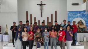 Pererat Silaturahmi Lintas Iman, Pemuda Ahmadiyah Kunjungi Gereja Katolik Majenang