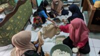 Bantu Korban Gempa, Lajnah Imaillah Cianjur Sediakan Makanan