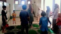 Gempa Cianjur, Pemuda Ahmadiyah Berikan Bantuan Makanan Ringan kepada Anak-Anak