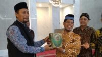 Ahmadiyah Jogja Hadiahi Al-Quran kepada Ketua Majlis Tabligh Muhammadiyah Jateng