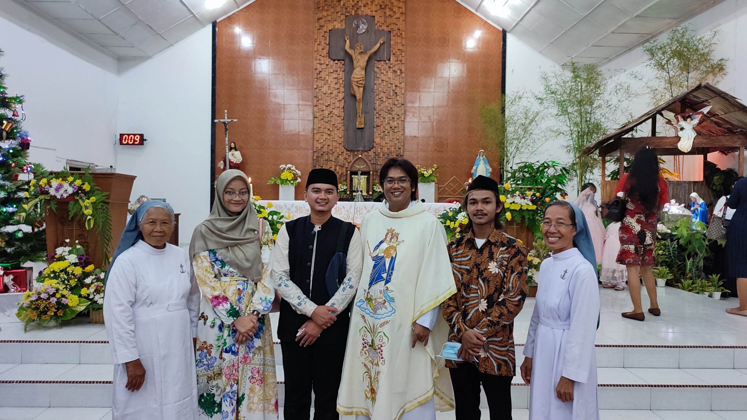 Mln. Ammar Ahmad tengah berfoto bersama pihak Gereja Katolik St. Maria Pengantara Segala Rahmat.