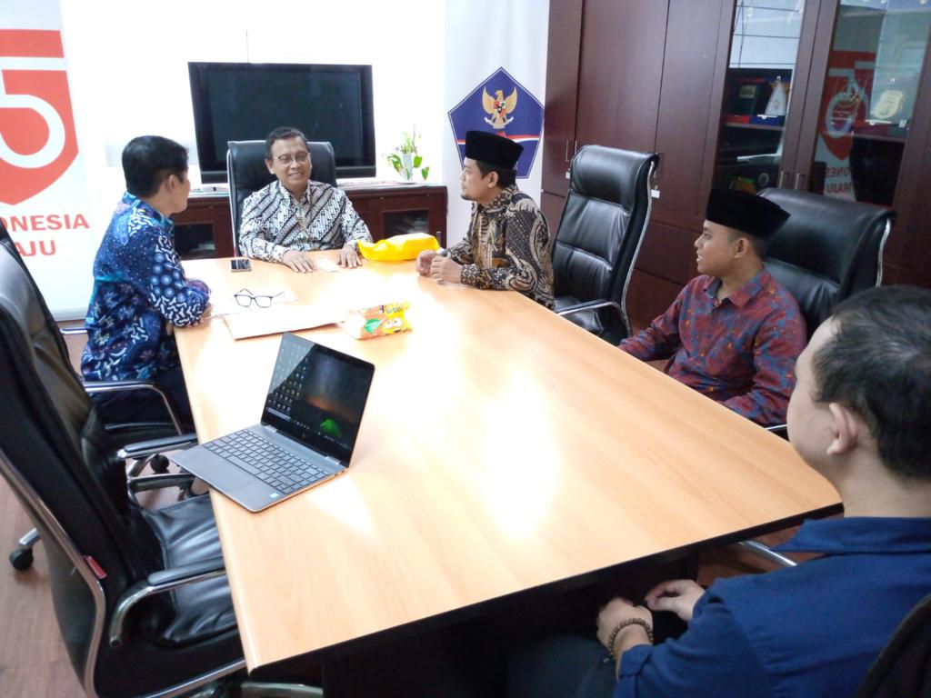 Jubir JAi berserta rombongan tengah berbincang bersama Tenaga Ahli KSP RI, Rumadi Ahmad.