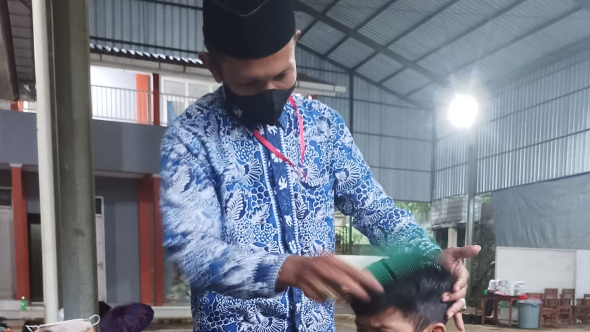 Cukur rambut warnai gelaran KPA 2022 di Jemaat Ahmadiyah Krucil