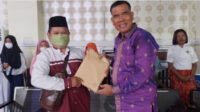 Dapat Buku dari Mubaligh Ahmadiyah, Kapolda Papua Barat Beri Respon Positif