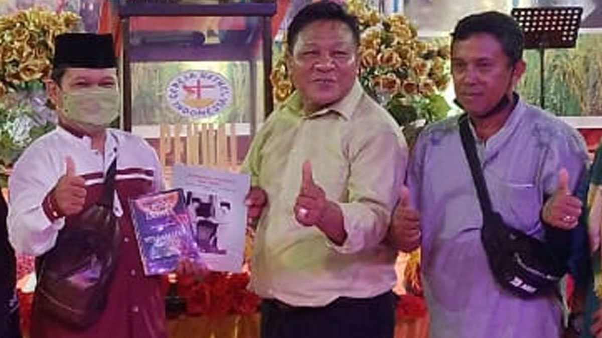Mubaligh Ahmadiyah Papua Barat hadiahkan buku