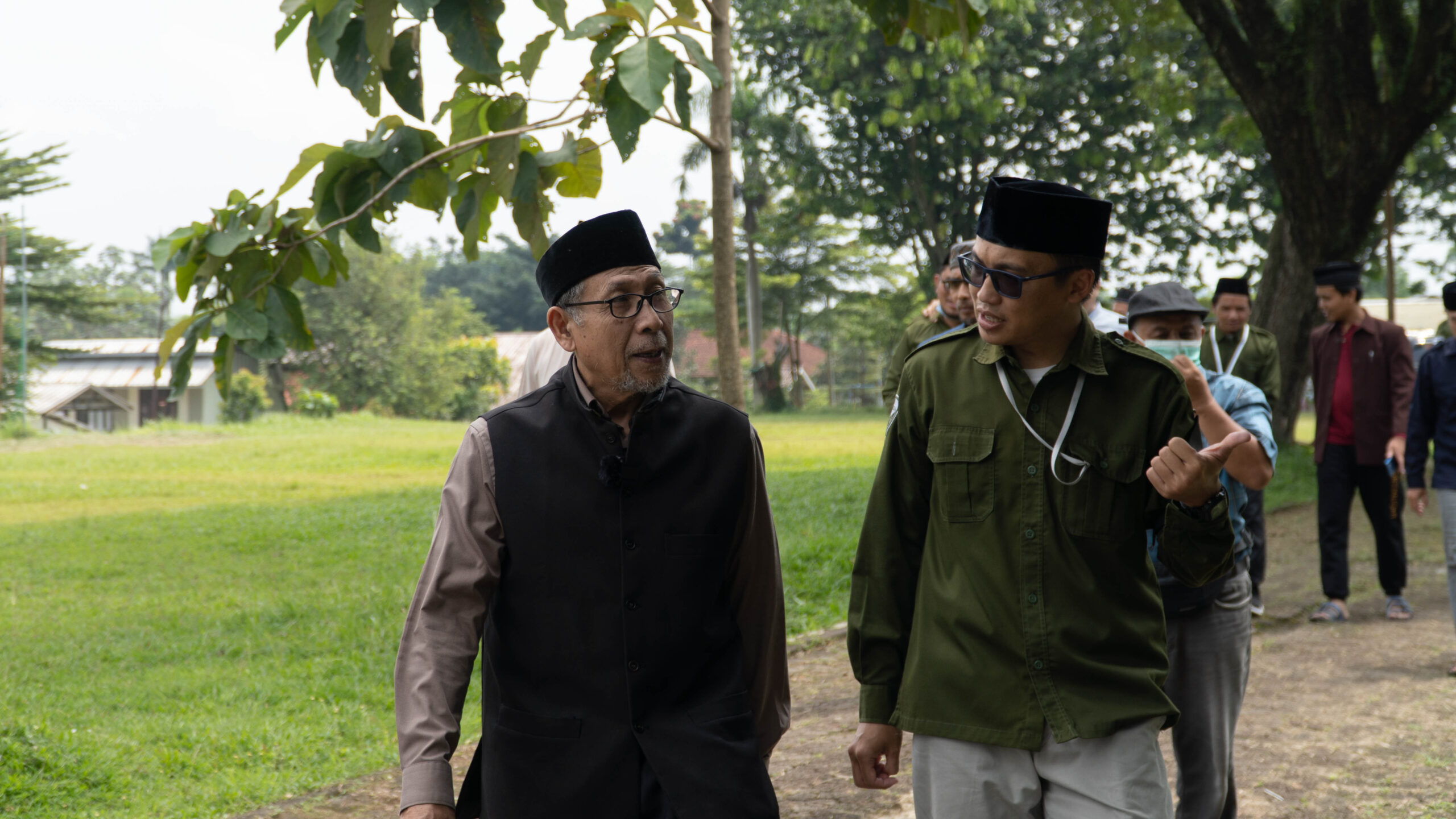 PJ Amir Nasional Maulana Mirajudin tengah berjalan menuju Guest House meninjau langsung kesiapan untuk Jalsah Salanah 2023 di Kemang, Kab. Bogor, Kamis 05/01/2023. (Foto : Satrio Ahmad Fadilah).