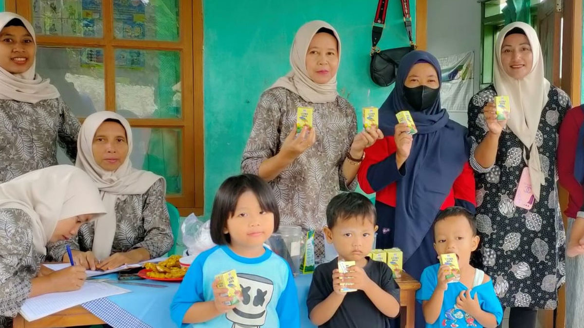 Li Subang donasi makanan tambahan bagi balita dan lansia