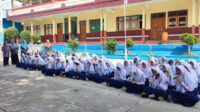 Cegah Stunting, Siswi SMP Amal Bakti Manislor Minum Tablet Tambah Darah