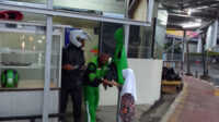 Praktik Budaya Silih Asih Masyarakat Sunda, Anak-Anak Ahmadi Cianjur Berbagi Takjil
