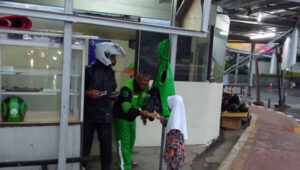 Praktik Budaya Silih Asih Masyarakat Sunda, Anak-Anak Ahmadi Cianjur Berbagi Takjil