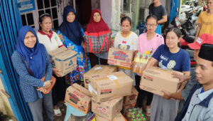 Tanggap Bencana, Jemaat Ahmadiyah Lahat Salurkan Bantuan ke Korban Banjir