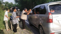 JAI Rengat di Indragiri Hulu, Riau berbagi takjil kepada pengendara dan warga.