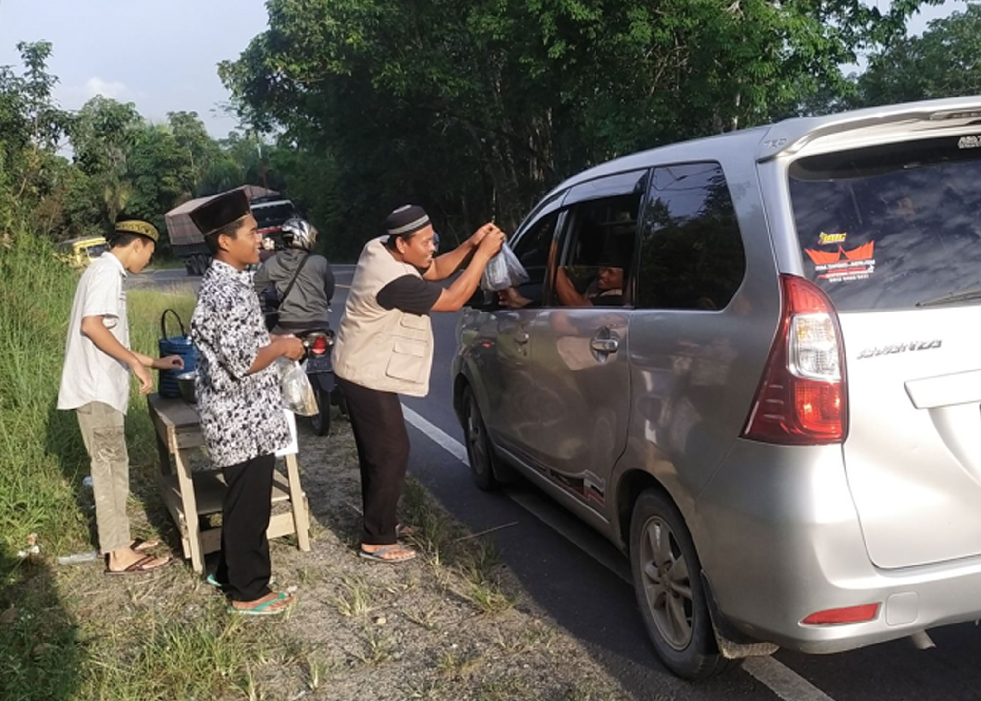JAI Rengat di Indragiri Hulu, Riau berbagi takjil kepada pengendara dan warga.