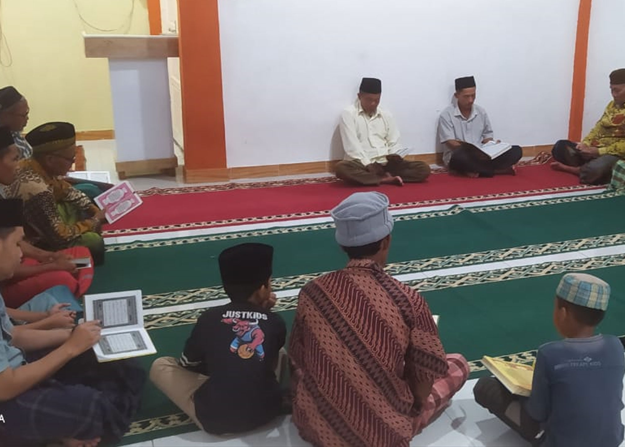Tadarus Al-Wuran warga Ahmadiyah Balaiharapan, Kabupaten Sintang