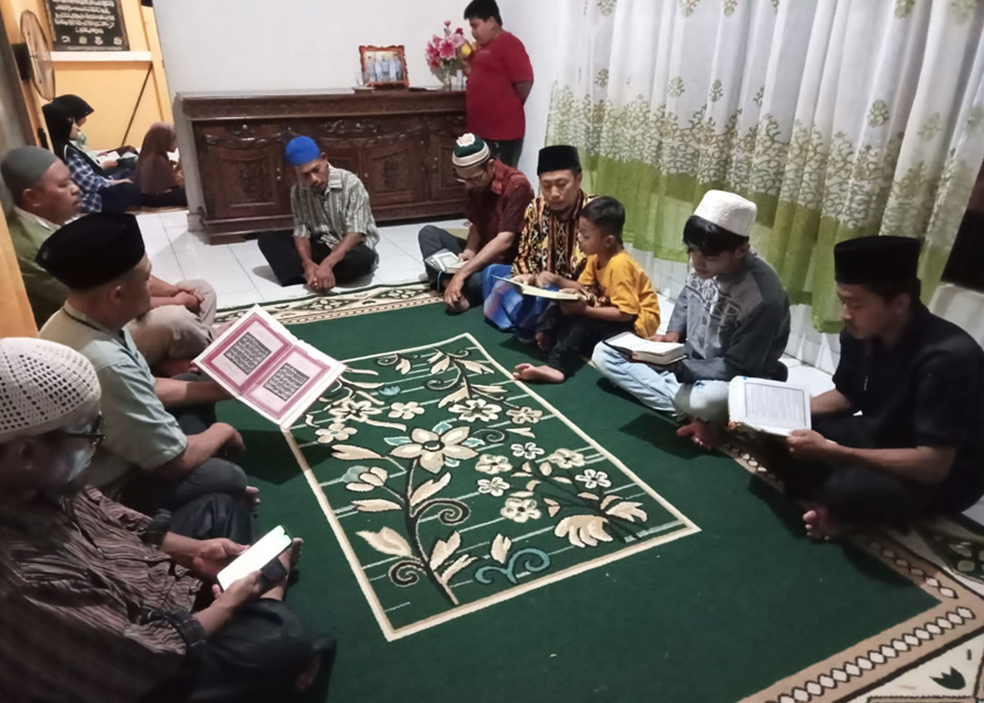 Warga Ahmadiyah Sintang menggelar tadarus Al-Quran.