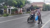 Diguyur Hujan Lebat, JAI Kotamobagu Sukses Bagikan Puluhan Takjil untuk Pengguna Jalan
