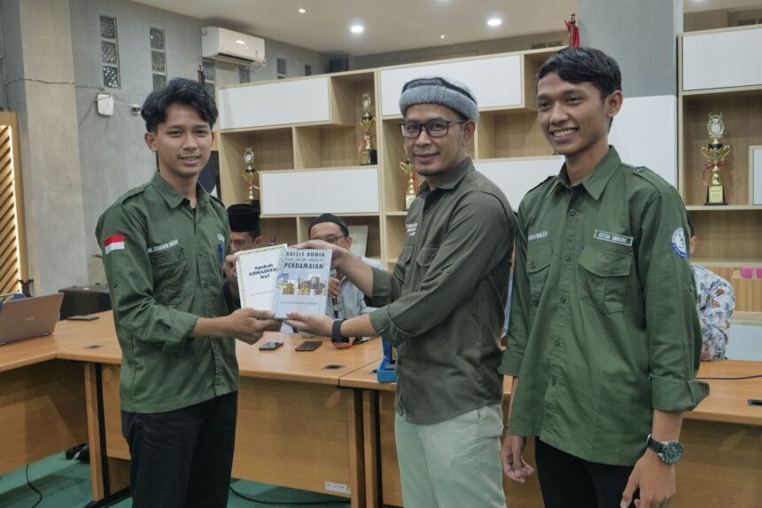 Mubalig Ahmadiyah Kebayoran, Maulana Harpan Aziz bersama mahasiswa UIN Jakarta