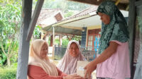 Kurangi Plastik, AMSAW dan LI Cianjur Raya Pakai Cara Unik saat Bagikan Makanan Berbuka