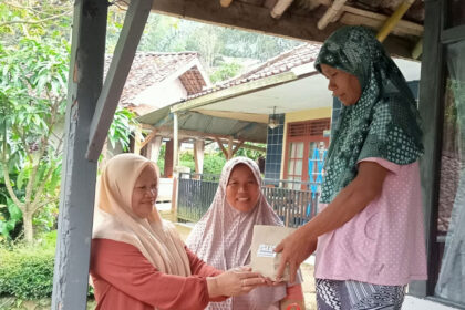 AMSAW dan LI Cianjur Raya bagikan makanan dengan cara unik.