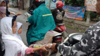 JAI Bandung Wetan Bagikan 50 Bungkus Takjil, Libatkan Anak-Anak