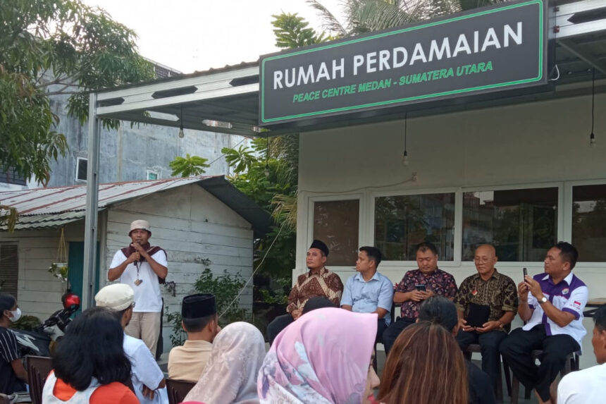 Buka Puasa Bersama di Rumah Perdamaian JAI Medan.