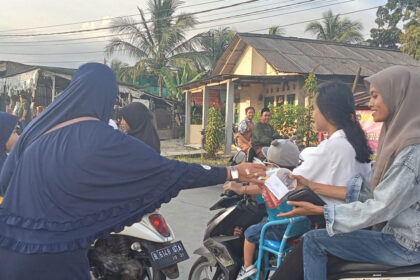 Jemaat Ahmadiyah Pagedangan berbagi takjil.