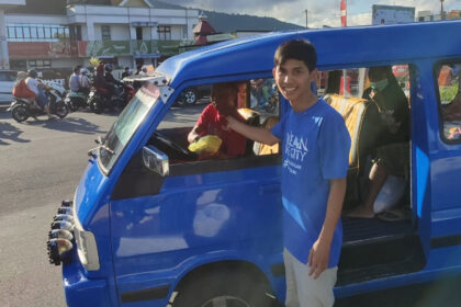 Jemaat Ahmadiyah Ternate bagi-bagi takjil