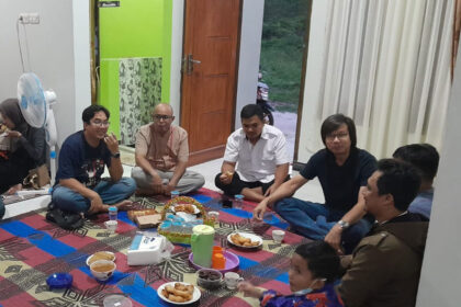 Anggota Jemaat Ahmadiyah Belitung buka puasa bersama dengan warga.