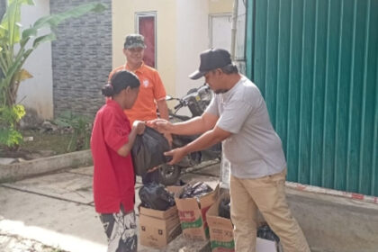 Jemaat Ahmadiyah Ciseeng berbagi sembako ke masyarakat.