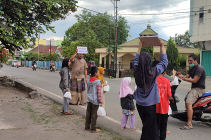 Jemaat Ahmadiyah Lahat berbagi takjil gratis.