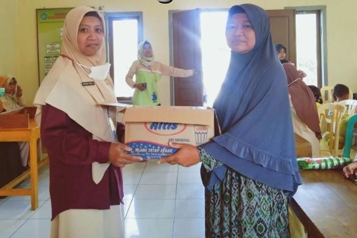 Lajnah Imaillah Pagentan Banjarnegara beri sumbangan makanan ringan bagi posyandu.
