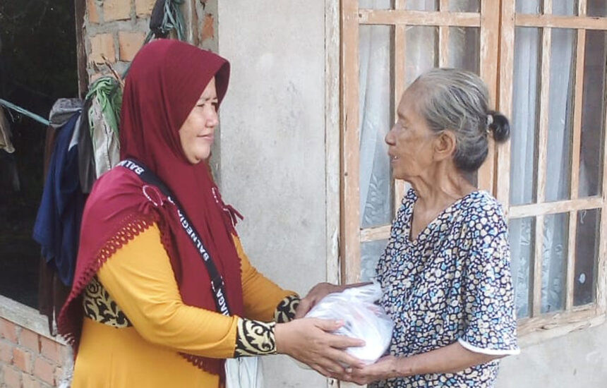 Lajnah Imaillah Singkut beri hidangan buka puasa untuk 40 orang lansia.