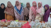Diguyur Hujan, Lajnah Imaillah Surabaya Tetap Semangat Beri Takjil ke Warga