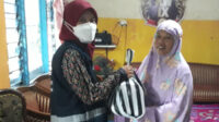 Jemaat Ahmadiyah Solo Bagikan Paket Sembako ke Warga Jelang Idul Fitri