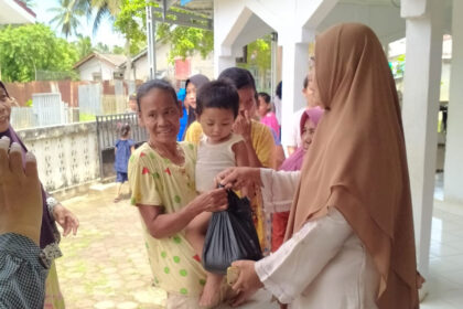 Lajnah Imaillah Bengkulu bagikan paket sembako kepada warga yang membutuhkan.