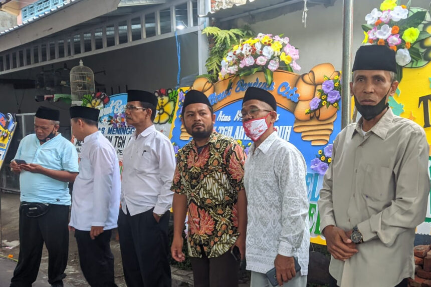 Jemaat Ahmadiyah NTB hadir dalam pemakaman mantan Wali Kota Mataram.