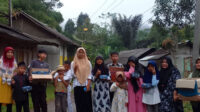 Siswa Madrasah Al-Hikmah Baros Cianjur Ikut Berpartisipasi dalam Pembagian Takjil ke Masyarakat