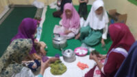 Kompak! Lajnah Imaillah Datar Kupa Cianjur Bagikan Takjil Kreasi Anggota ke Warga