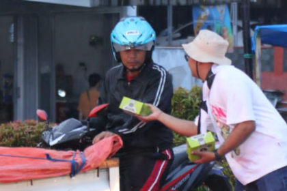 Kegiatan berbagi Takjil Khudam Manislor